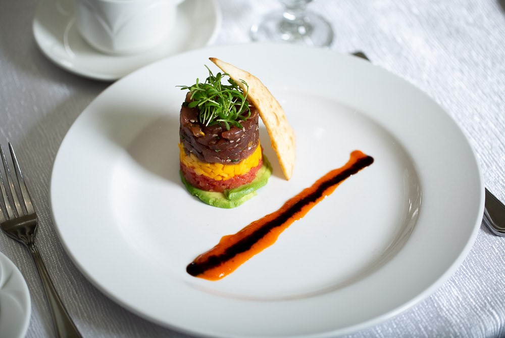 Versatile event hall with modern lighting, suitable for parties, meetings and social gatherings.